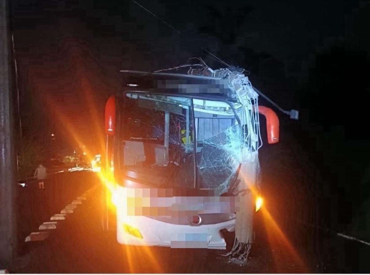Ônibus derruba poste e deixa parte de Erebango sem energia