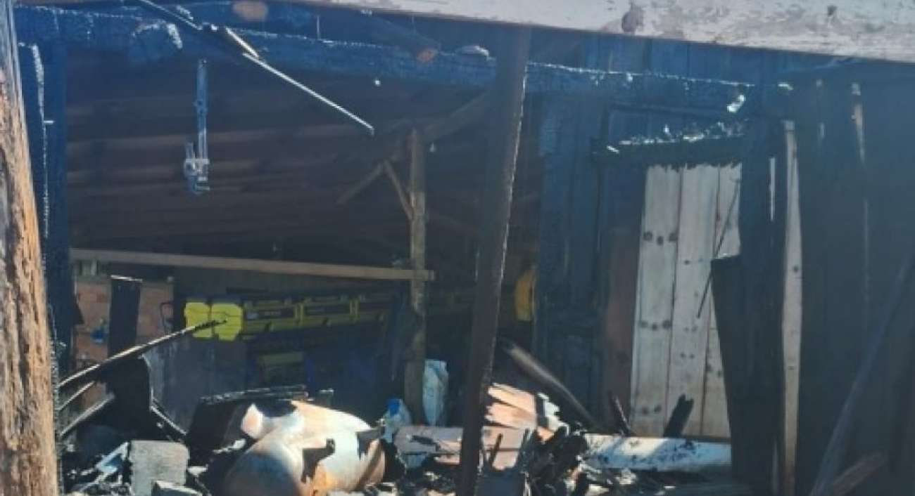 Incêndio destrói galpão em propriedade rural de Clemente Argolo