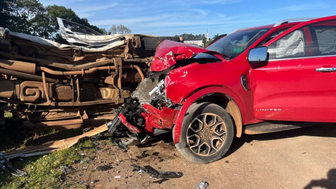Acidente entre duas caminhonetes deixa quatro pessoas feridas na BR-285, em Passo Fundo