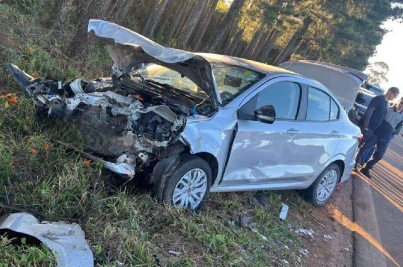 Colisão frontal deixa três pessoas feridas, em Sananduva