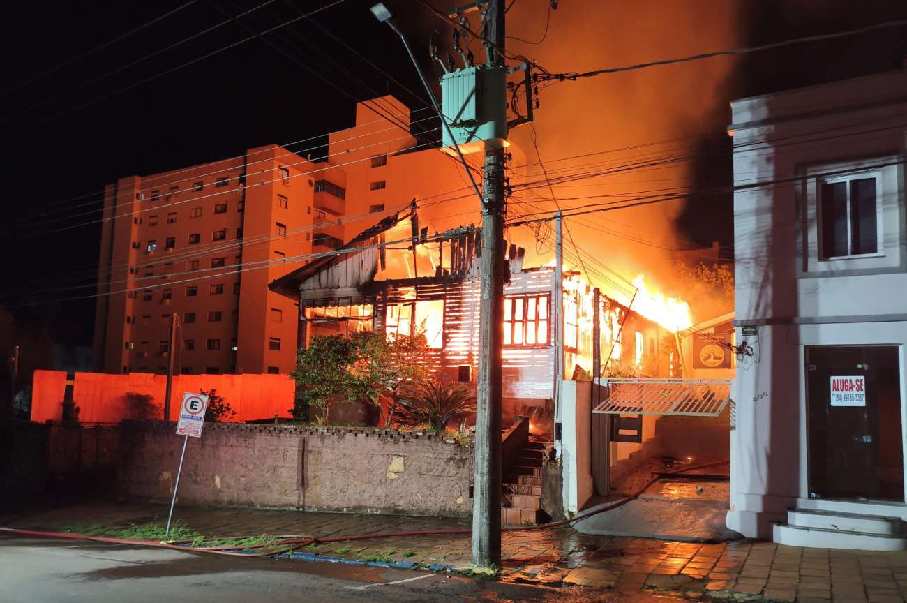 Fogo consome residência em Erechim