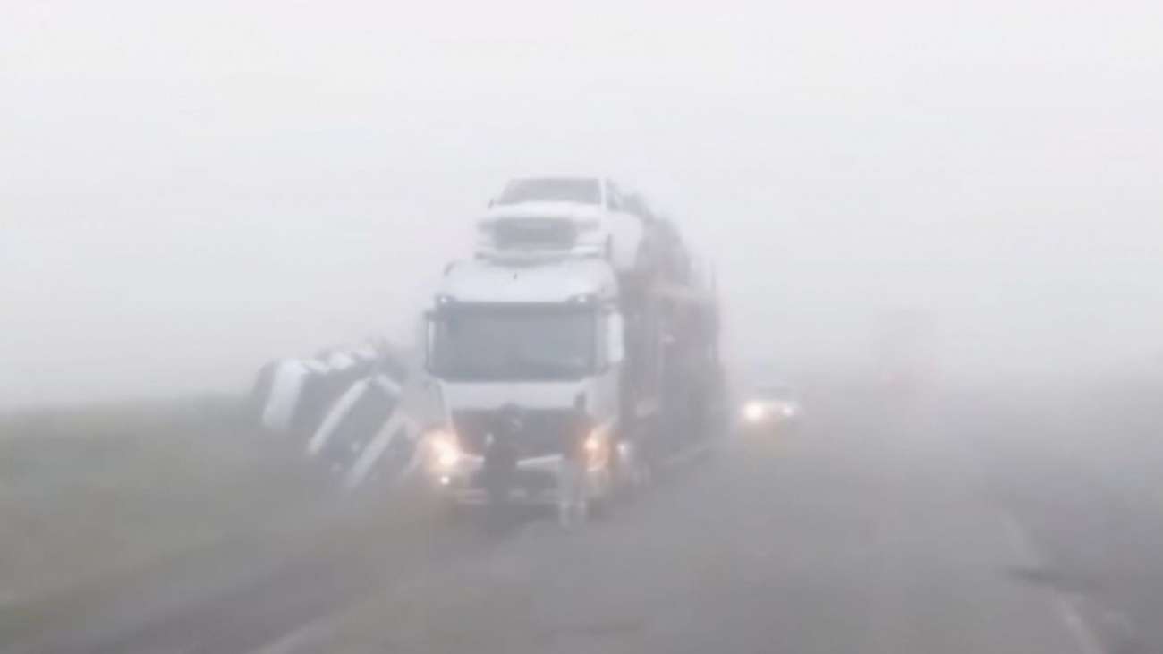 Carreta de transporte veicular tomba entre Barracão e Lagoa Vermelha
