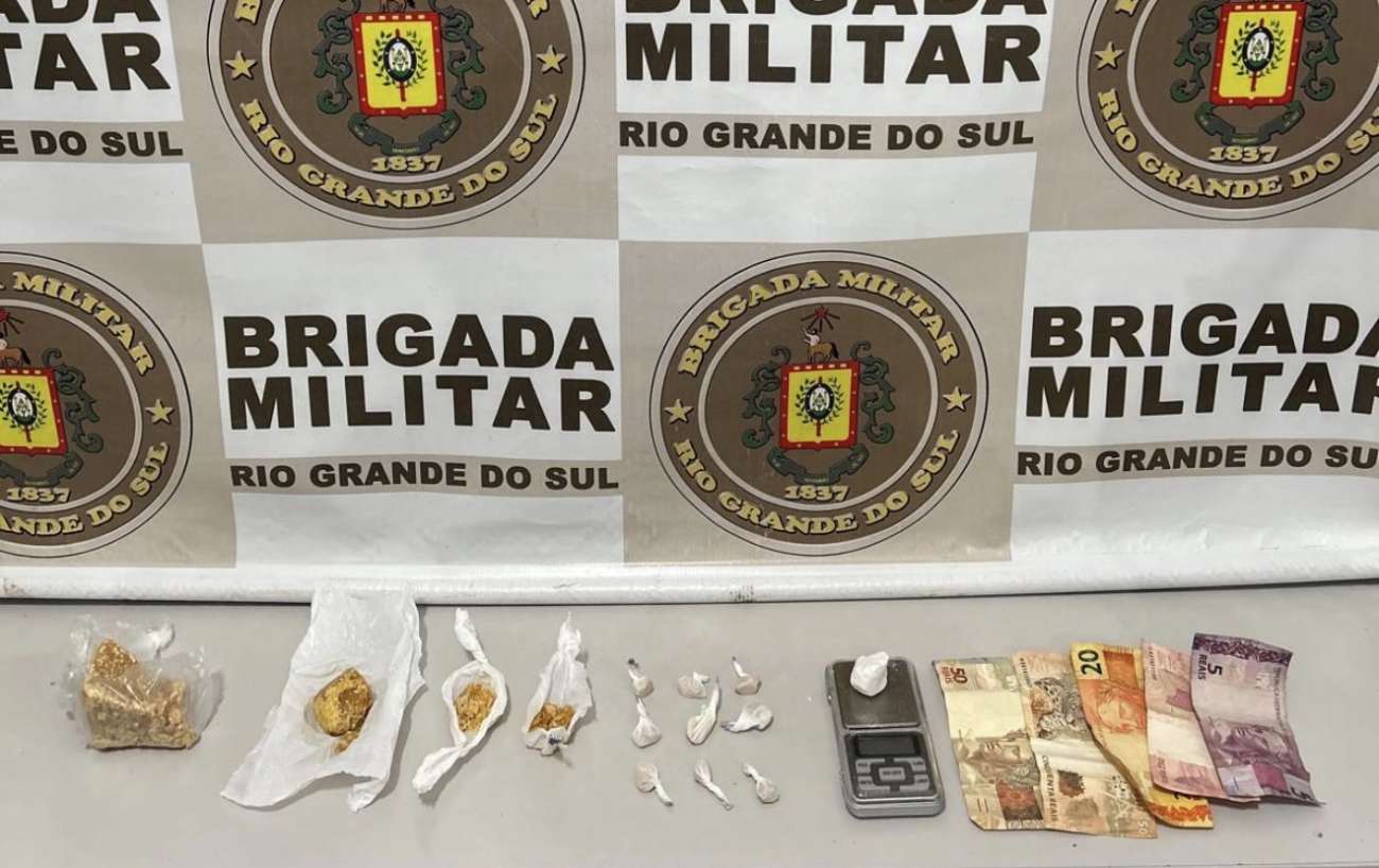 Mulher é presa por tráfico de drogas, em Estação