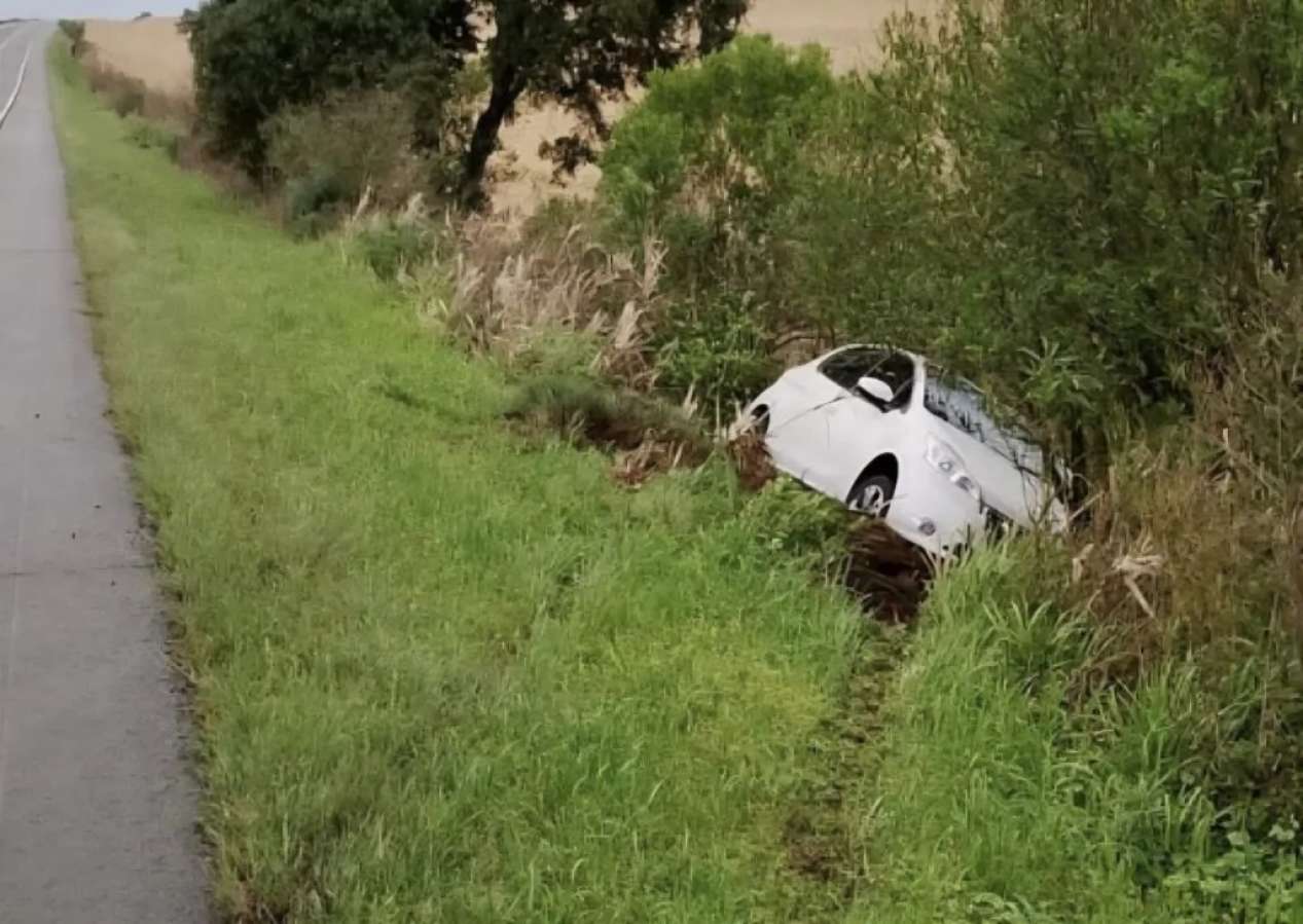 Dois veículos saem da pista com poucas horas de diferença, em Sertão