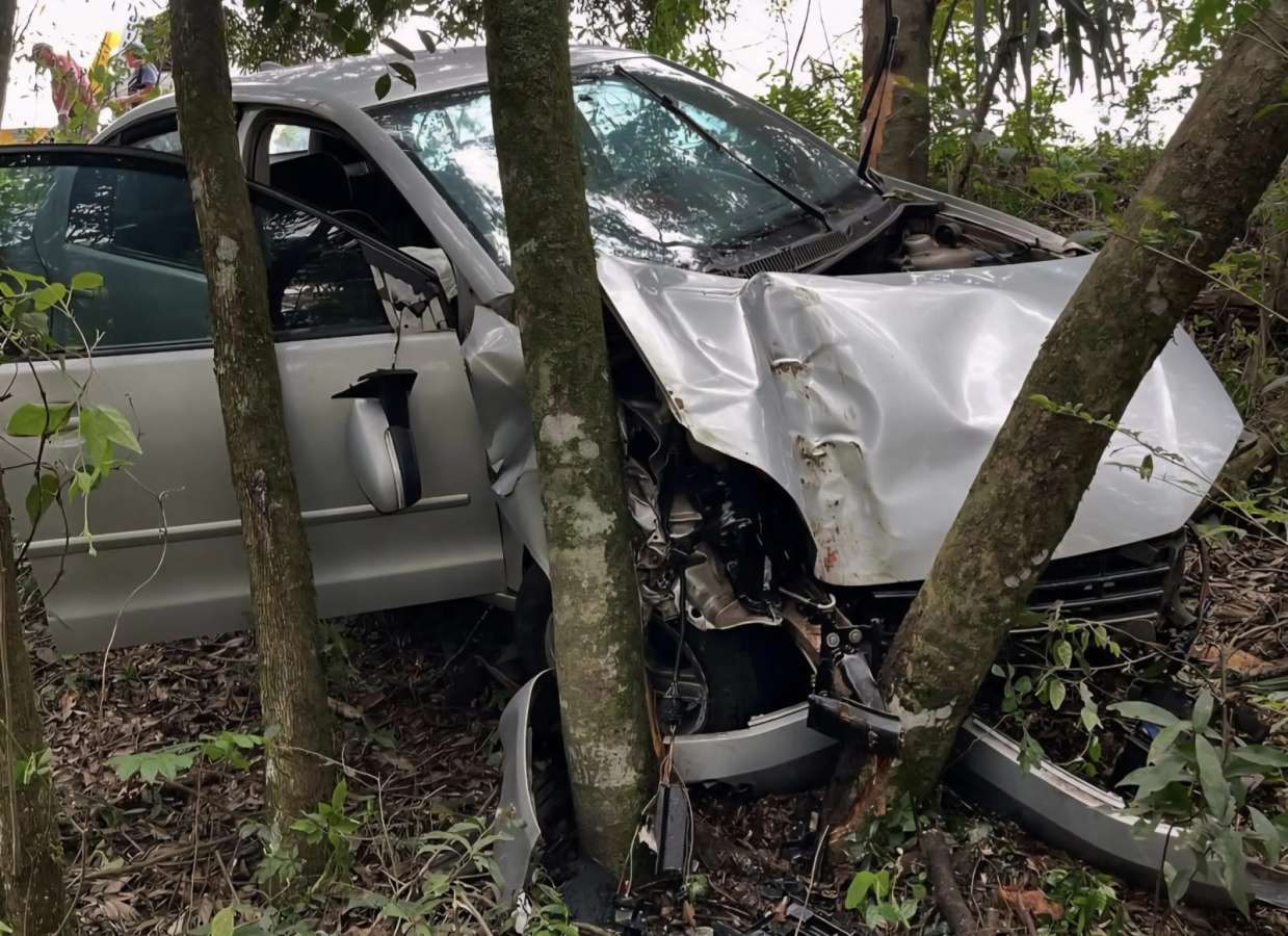 Carro sai da pista e colide contra árvores, em Getúlio Vargas