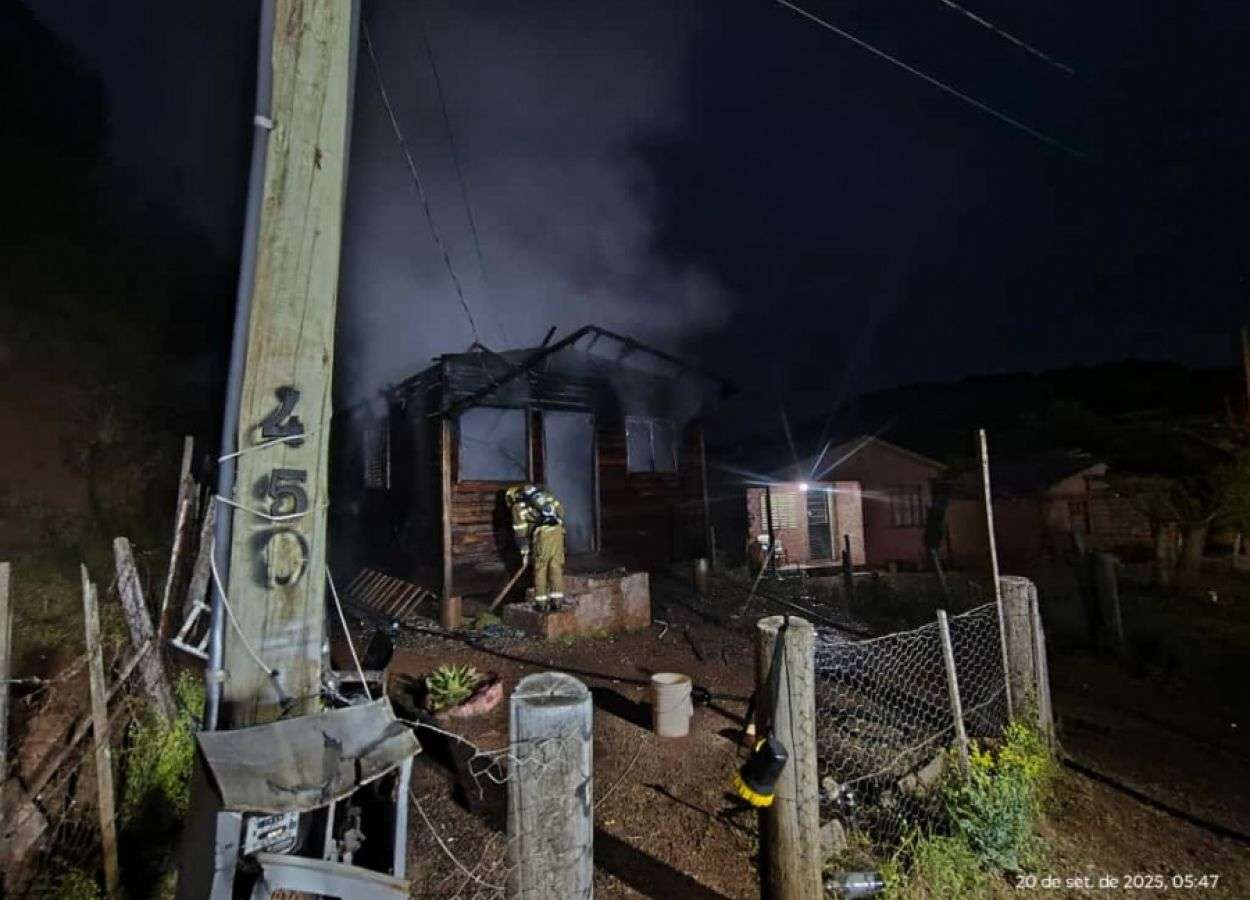Incêndio destrói residência, em Lagoa Vermelha