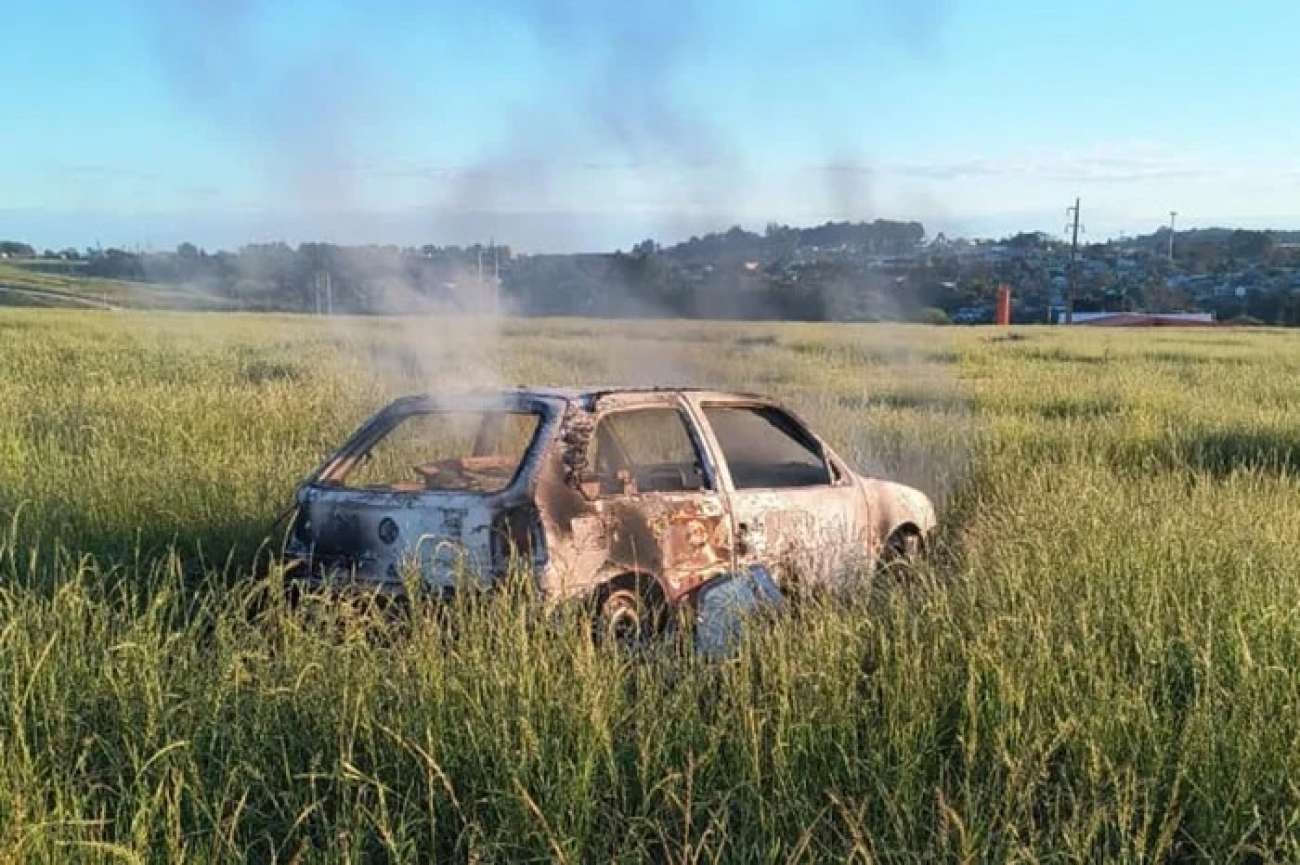 Carro de ibiaçaense furtado na segunda-feira é encontrado queimado após arrombamento de empresa, em Passo Fundo