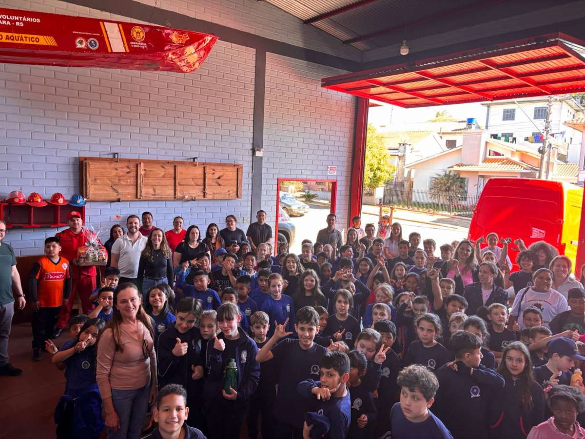 Alunos de Charrua visitam sede dos Bombeiros Voluntários de Tapejara