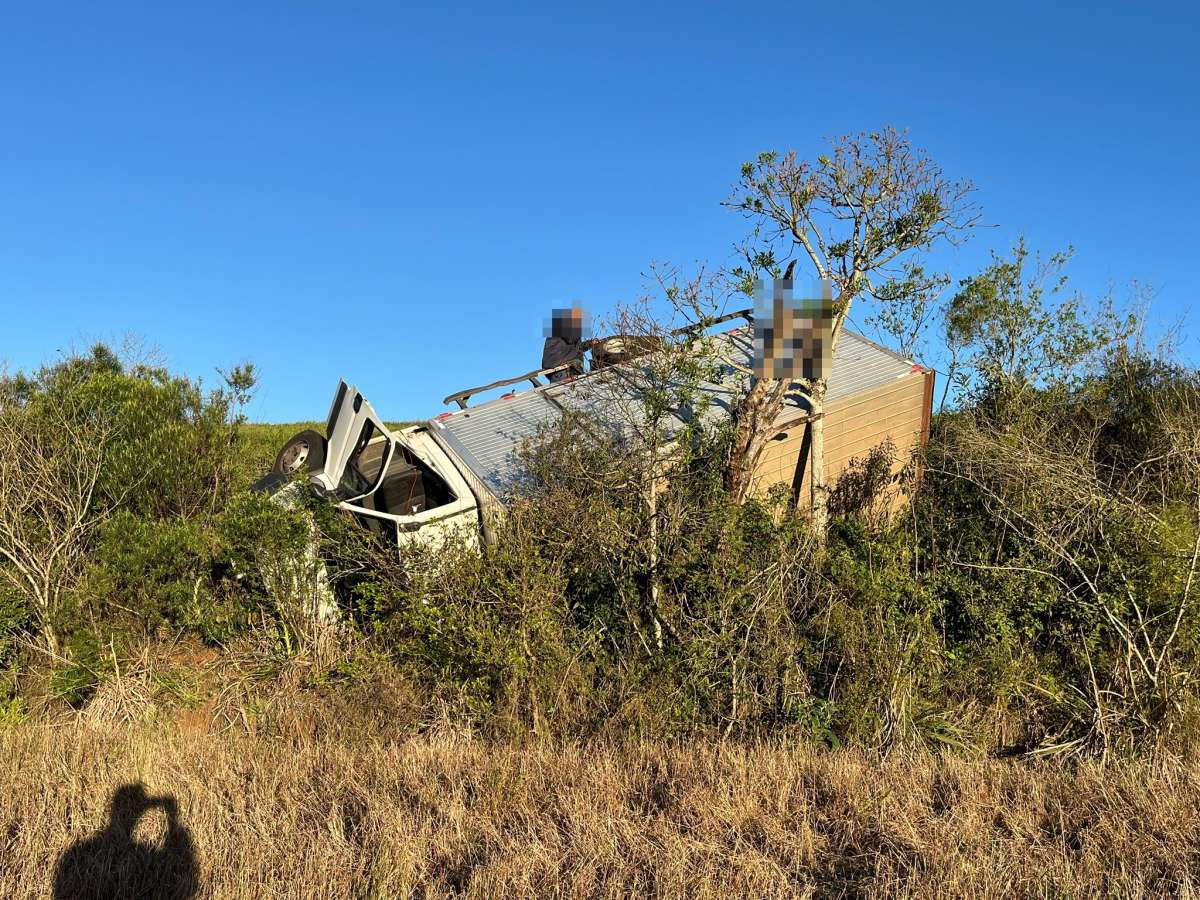 Caminhão sai da pista e tomba em barranco na ERS-135, entre Sertão e Estação