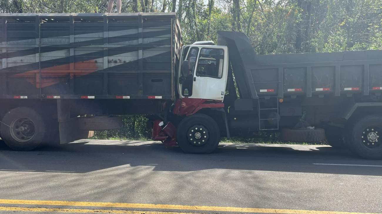 Condutor de caminhão fica ferido ao colidir na traseira de outro veículo de transporte, em Sertão