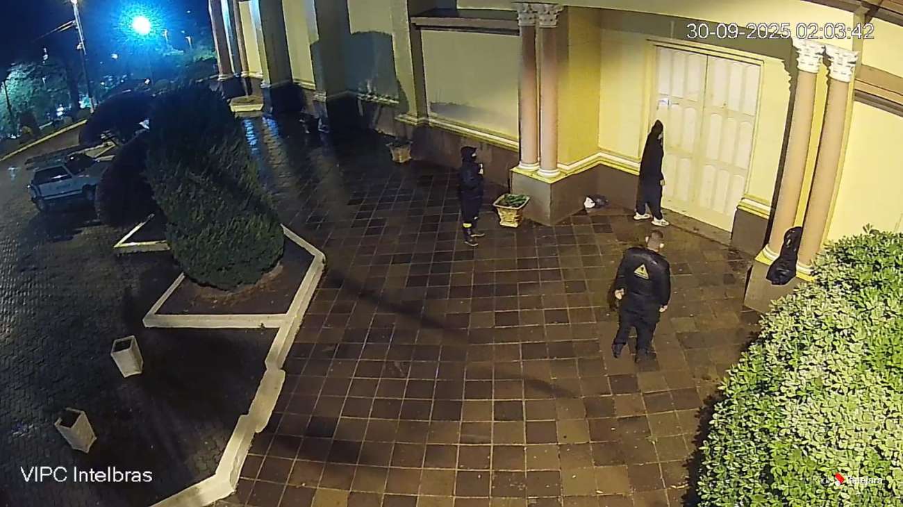 Imigrante é flagrado vandalizando porta da Igreja Matriz de Tapejara