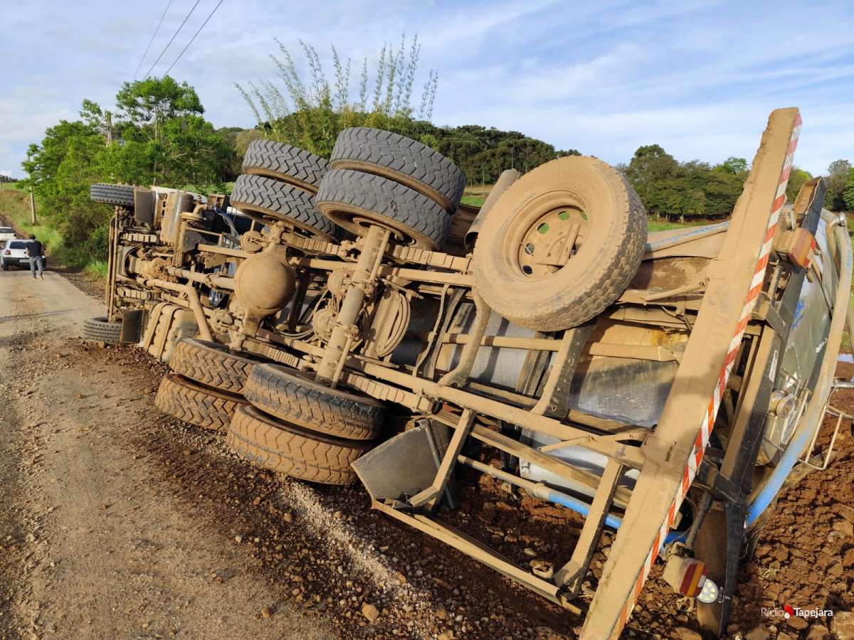 Caminhão-tanque para transporte de leite tomba na RS-428 entre Tapejara e Água Santa