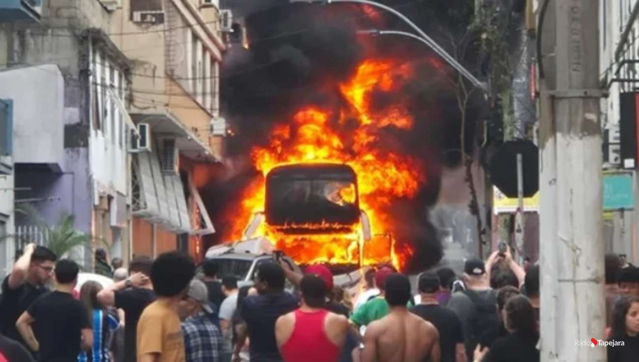 Ônibus com 57 estudantes de Vacaria pega fogo durante passeio em Porto Alegre