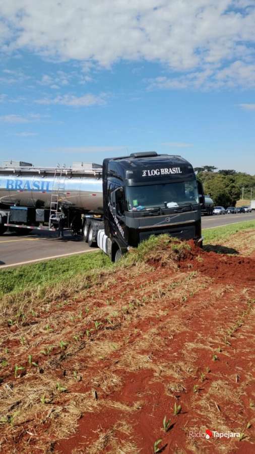 Carreta atravessa pista e bloqueia a ERS-135 em Coxilha nos dois sentidos