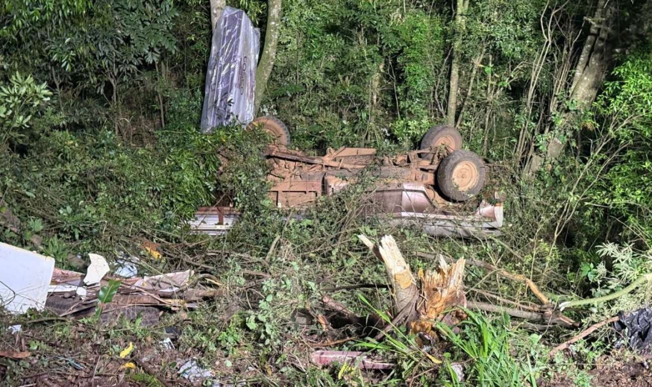 Três pessoas ficam feridas em colisão envolvendo carro e caminhonete em Getúlio Vargas