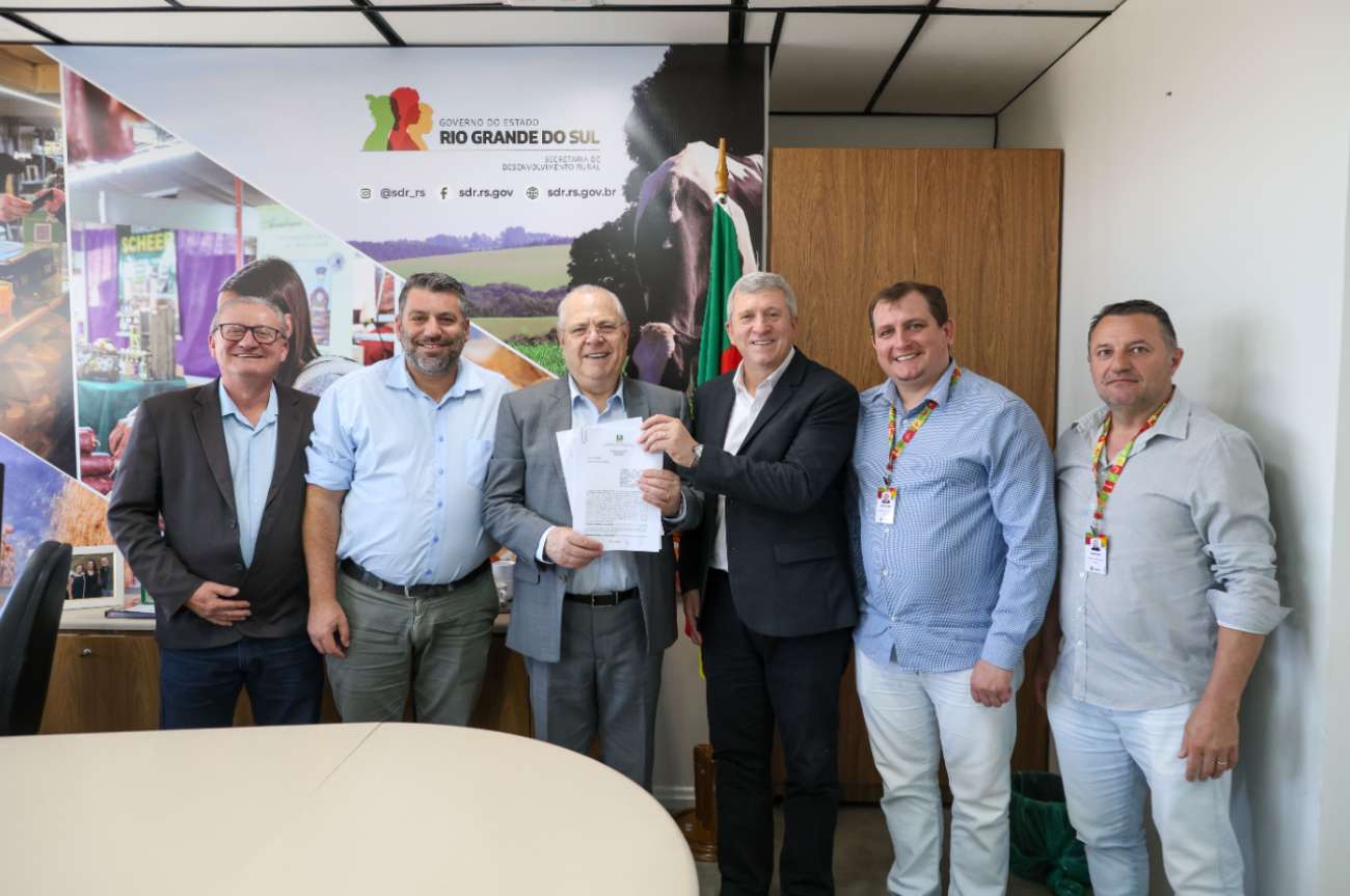 Prefeito Big assina convênio em Porto Alegre para aquisição de distribuidor de adubo líquido