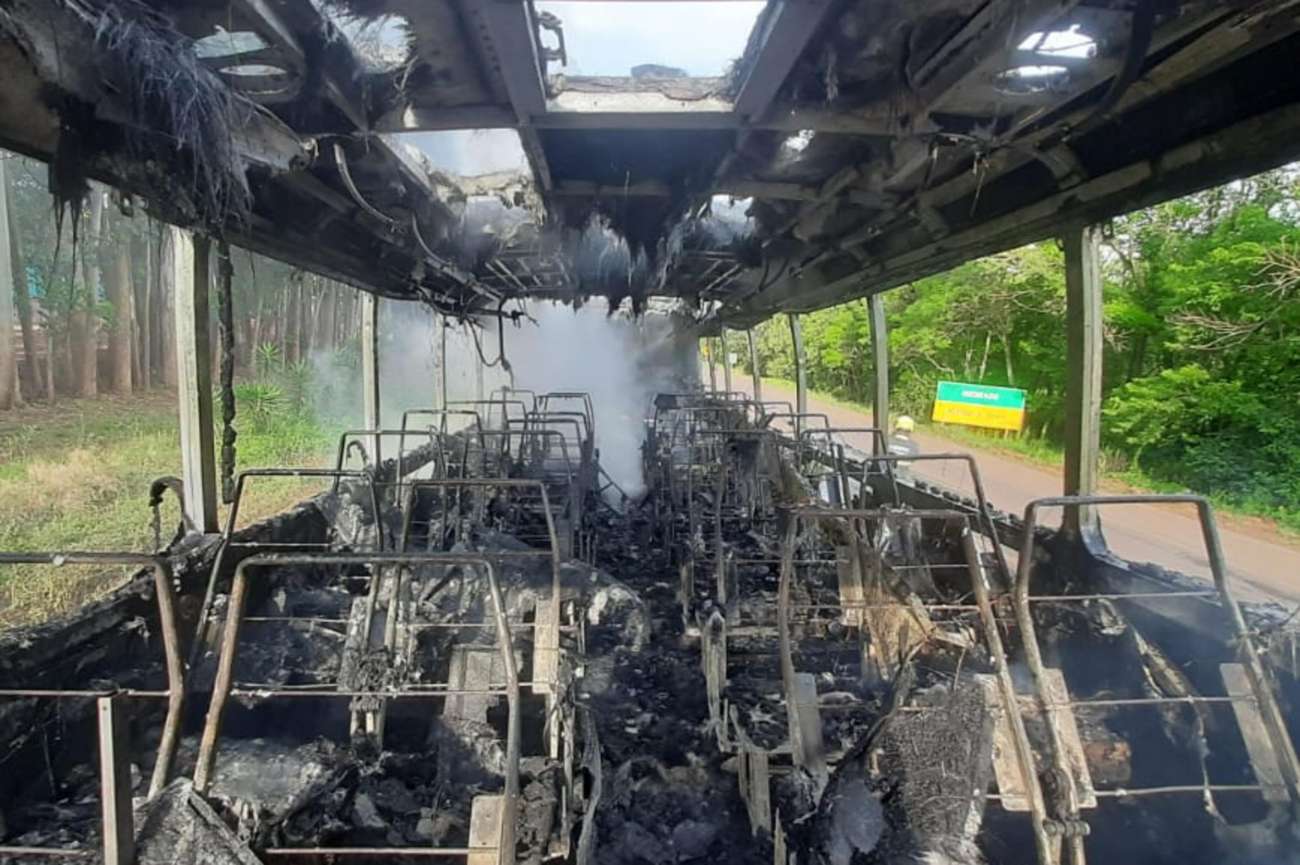 Ônibus pega fogo e é completamente destruído durante deslocamento, em Palmeira das Missões