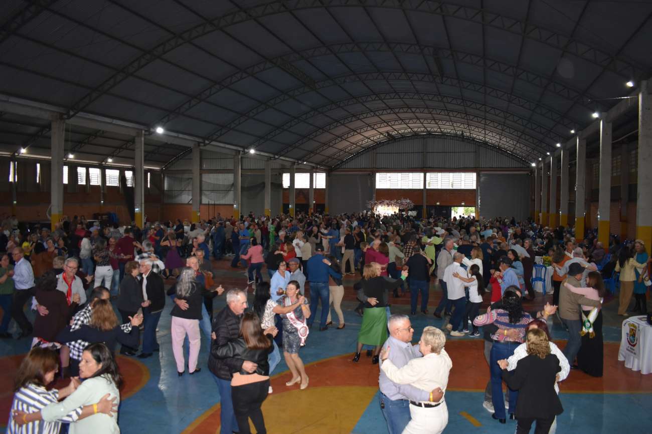 Baile da Terceira Idade reúne mais de mil pessoas em Vila Lângaro