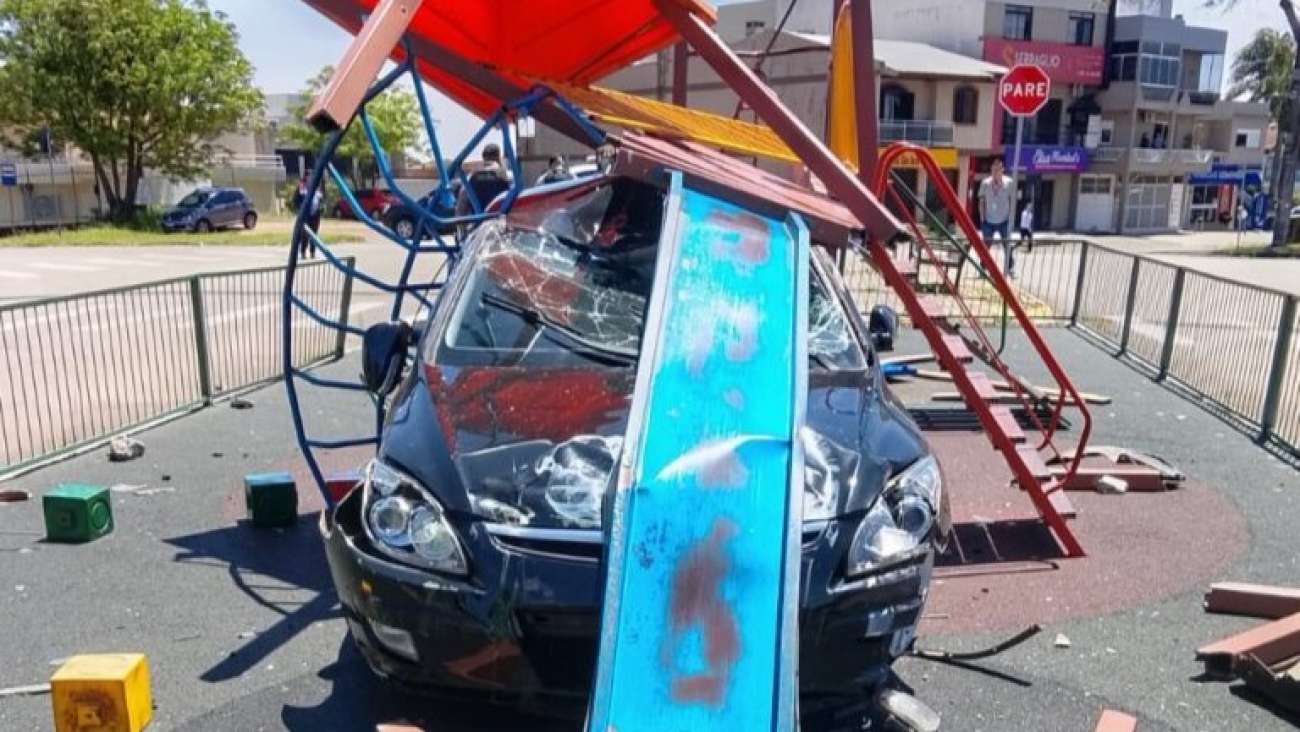 Motorista alcoolizado perde o controle e invade parque infantil em Passo Fundo