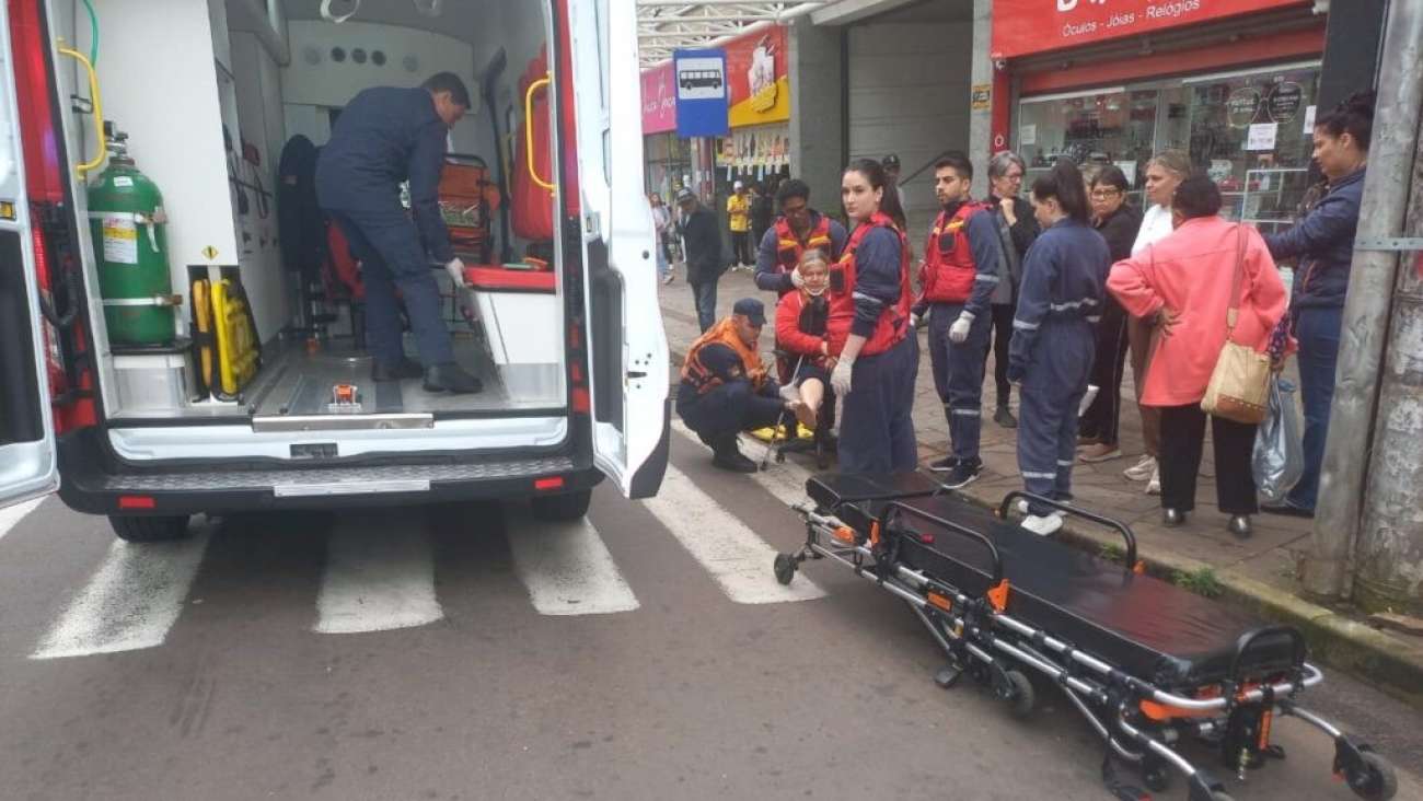 Mulher é atropelada por motocicleta no centro de Passo Fundo