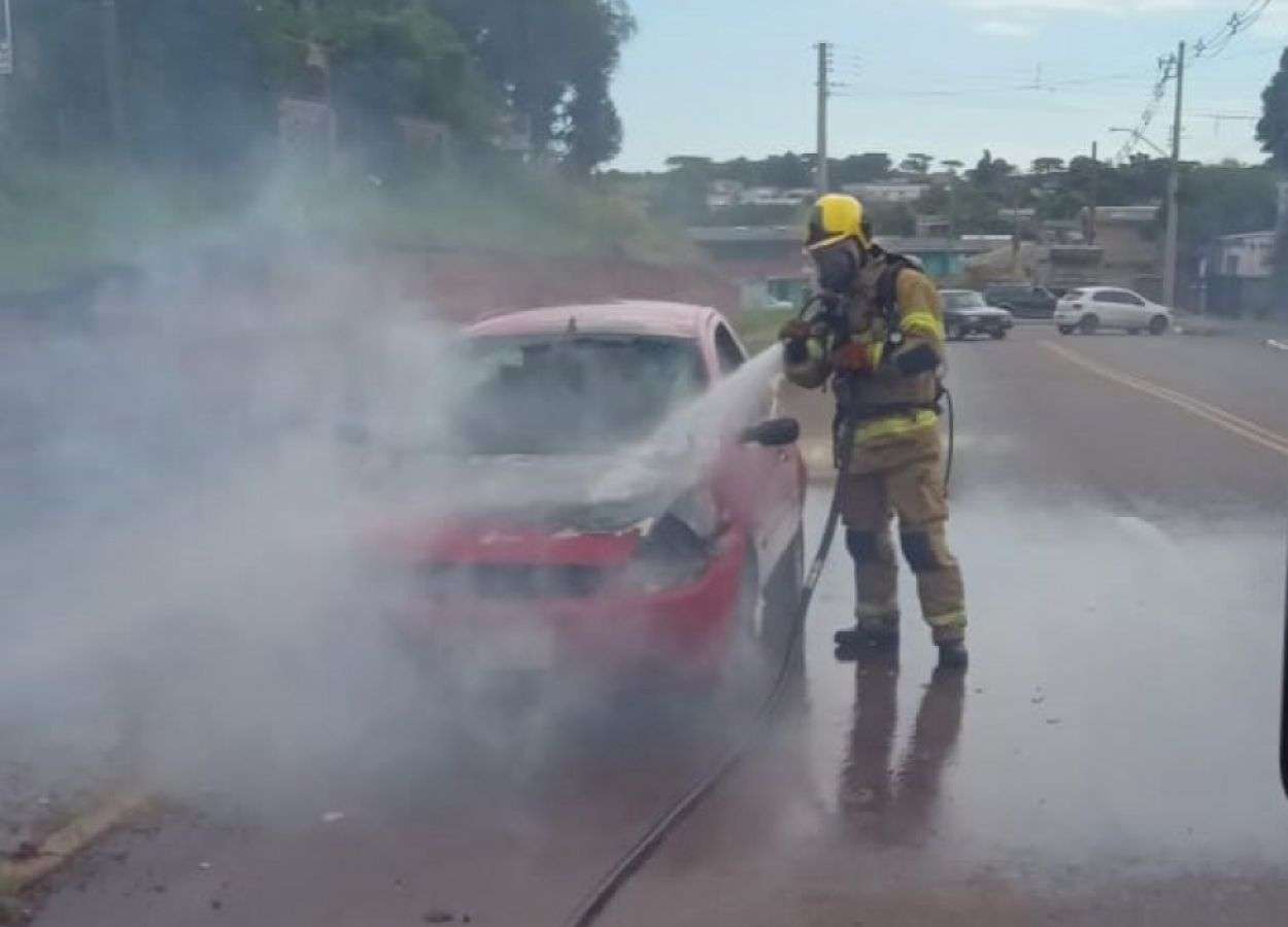 Carro pega fogo na área central de Lagoa Vermelha