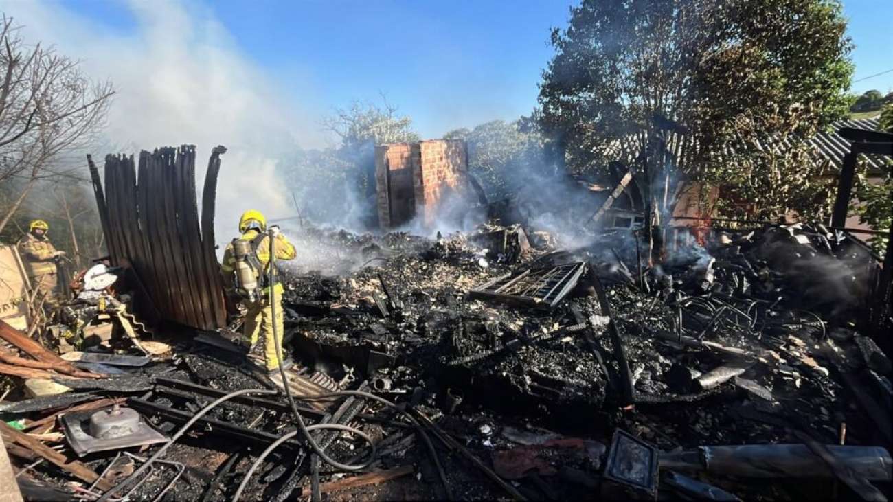 Moradora fica ferida em incêndio residencial, em Pontão