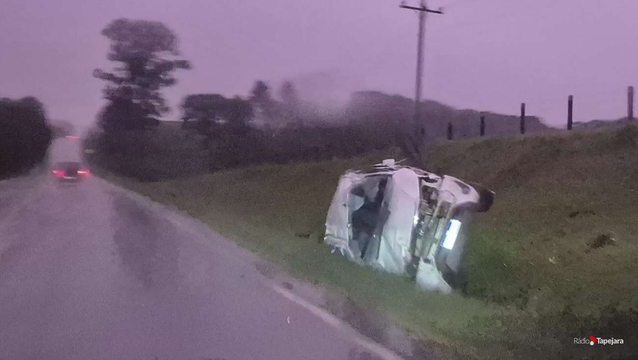 Condutor fica ferido em capotamento na ERS-126, em Sananduva