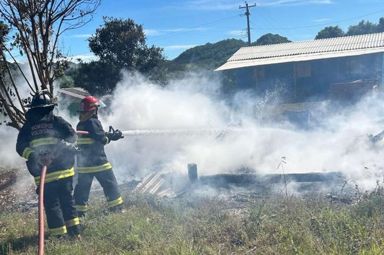 Casa é consumida por incêndio na área indígena de Cacique Doble
