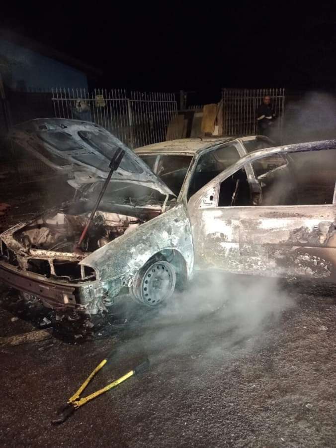 Incêndio em Passo Fundo destrói veículo emplacado em Água Santa
