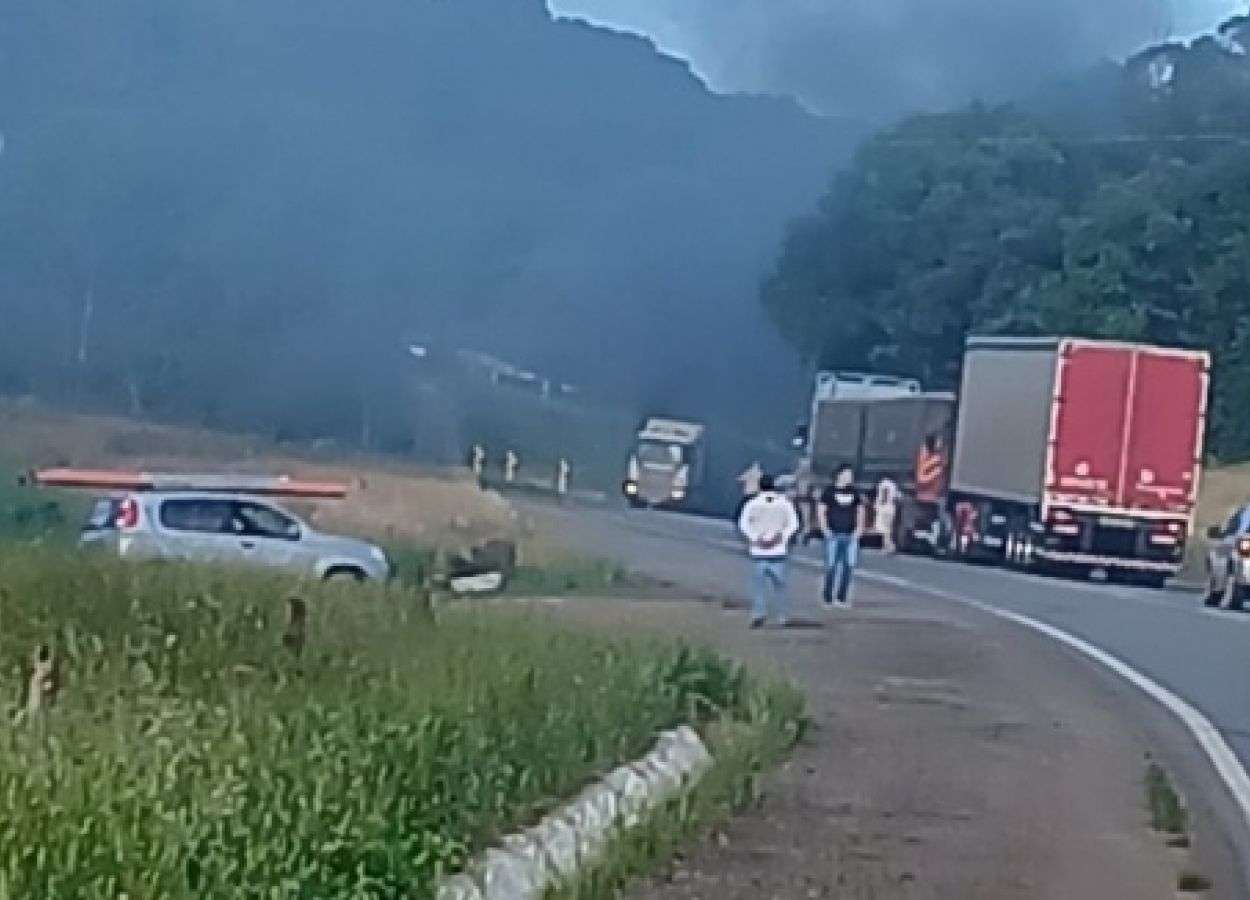 Carreta pega fogo na BR-285 em Caseiros