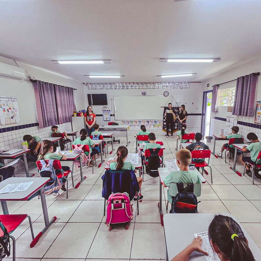 Escola de Ibiaçá recebe integrantes do Leo Clube em atividade educativa sobre voluntariado
