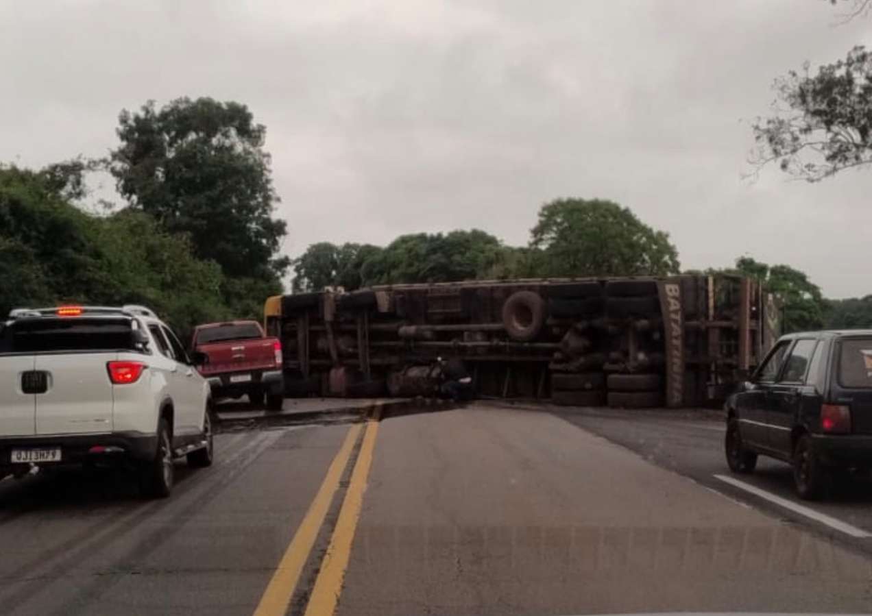 ERS-135 é bloqueada nos dois sentidos após tombamento próximo ao trevo de Sertão