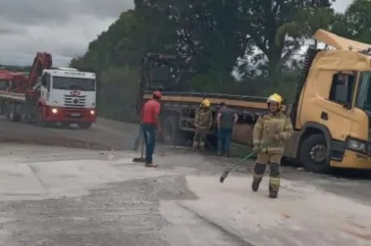 Caminhão é removido da pista, e tráfego na ERS-135 é liberado, em Sertão