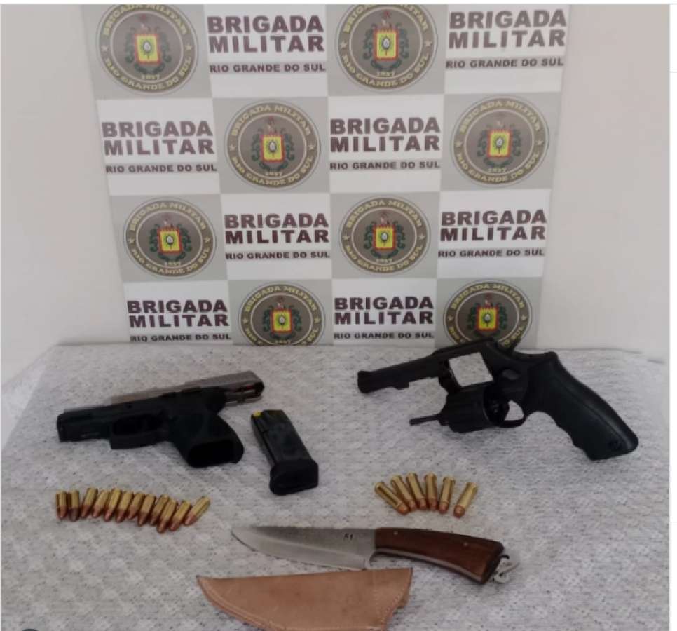 BM prende dupla por porte ilegal de arma de fogo em Barracão