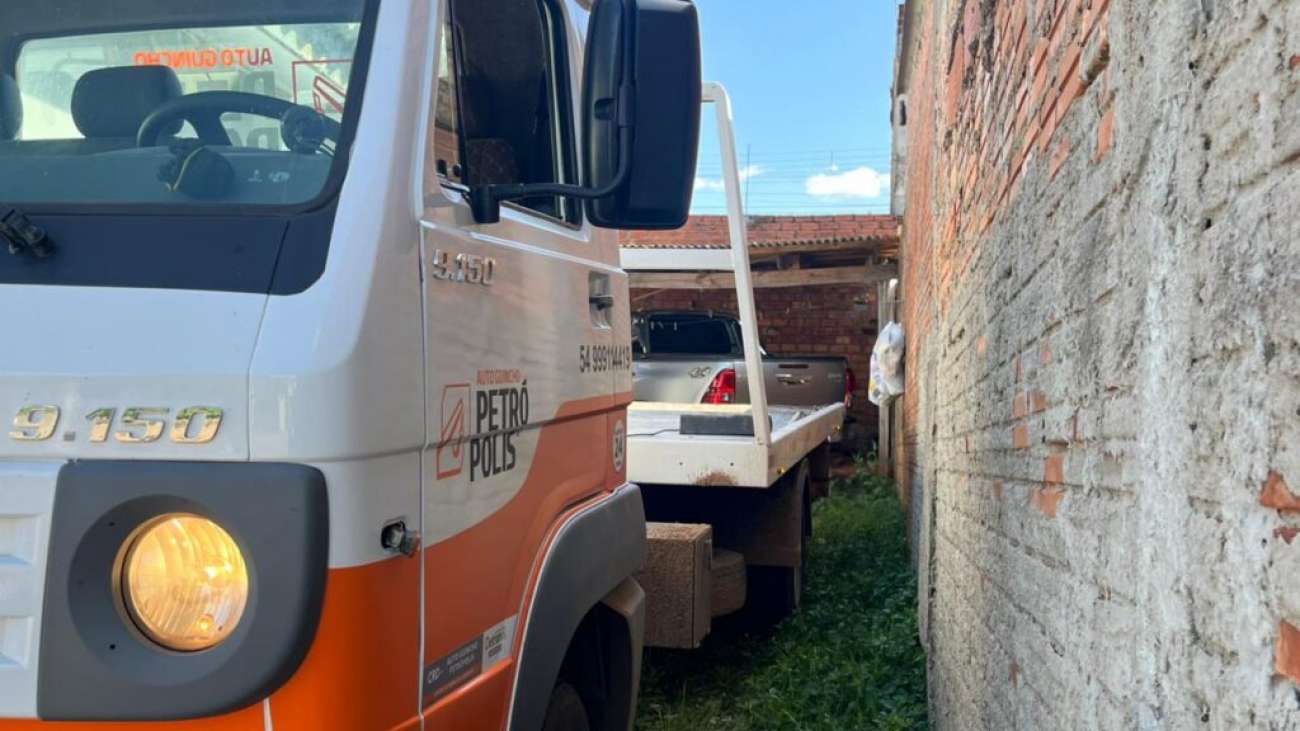 ROCAM prende três suspeitos e recupera duas Hilux furtadas