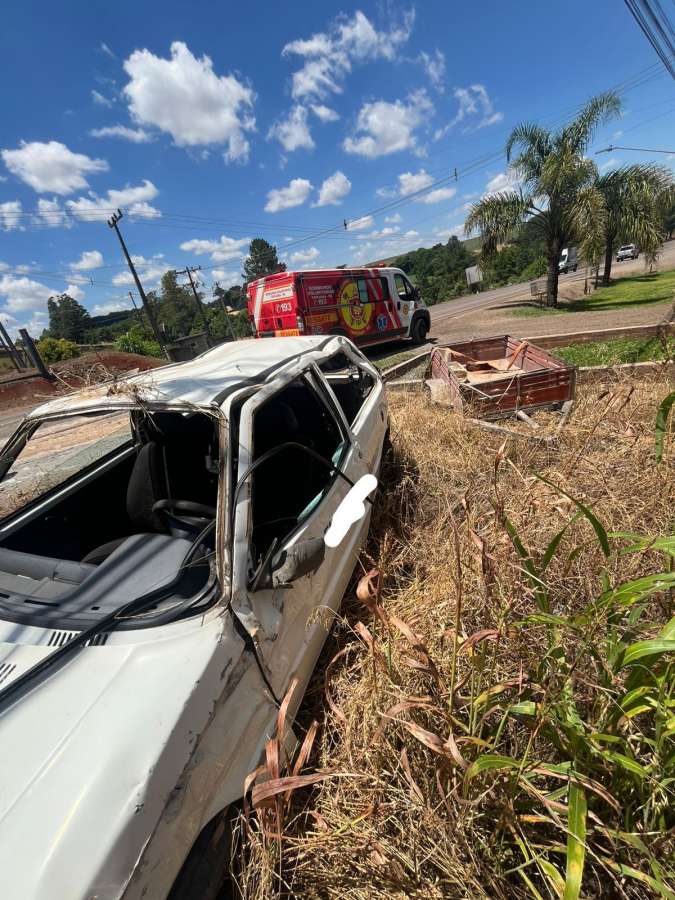 Acidente com capotamento é registrado na ERS-463, em Tapejara