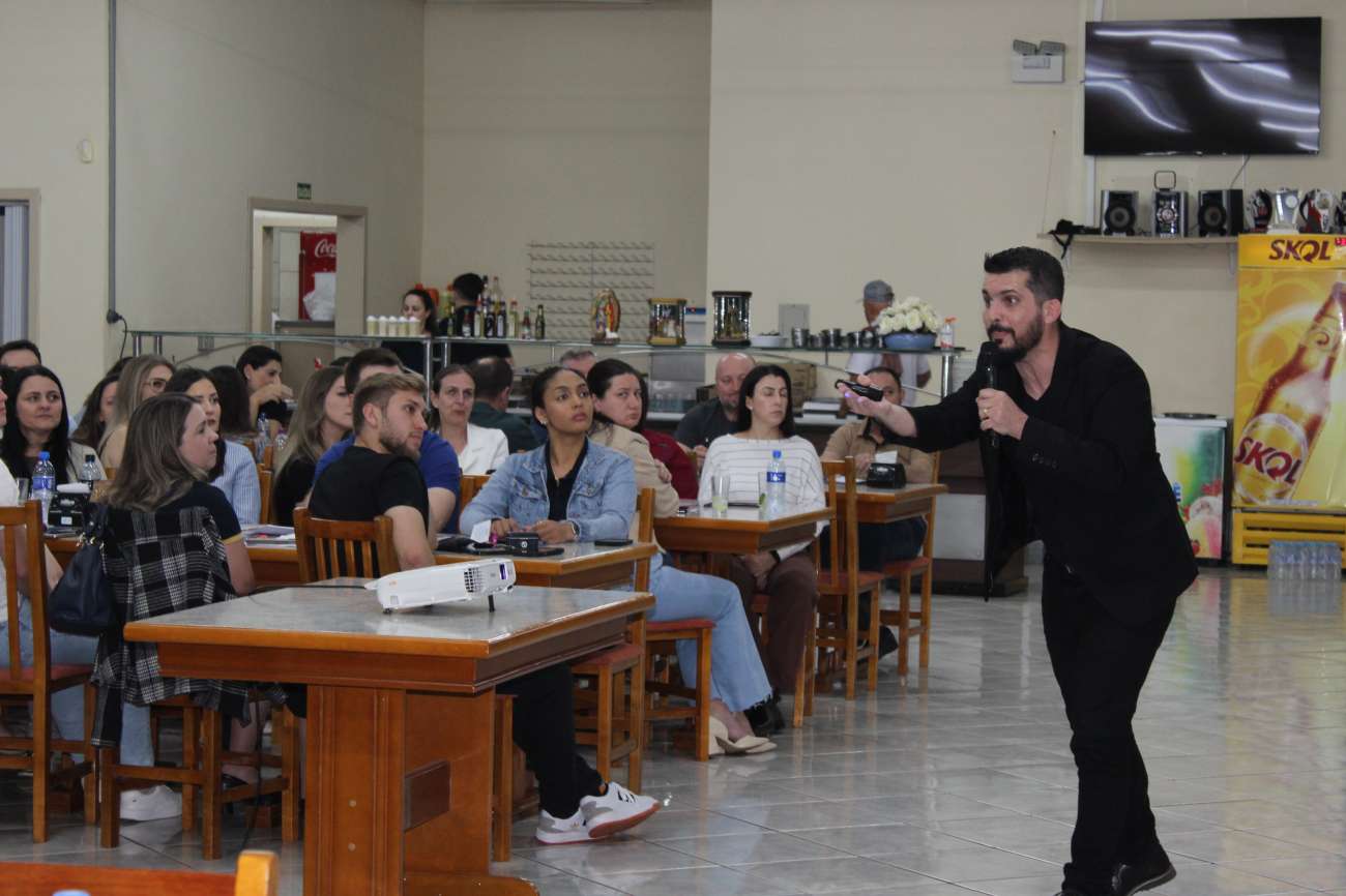 Acisat recebeu palestra de Gustavo Ferreira sobre o novo ciclo da gestão empresarial e impactos da NR-1