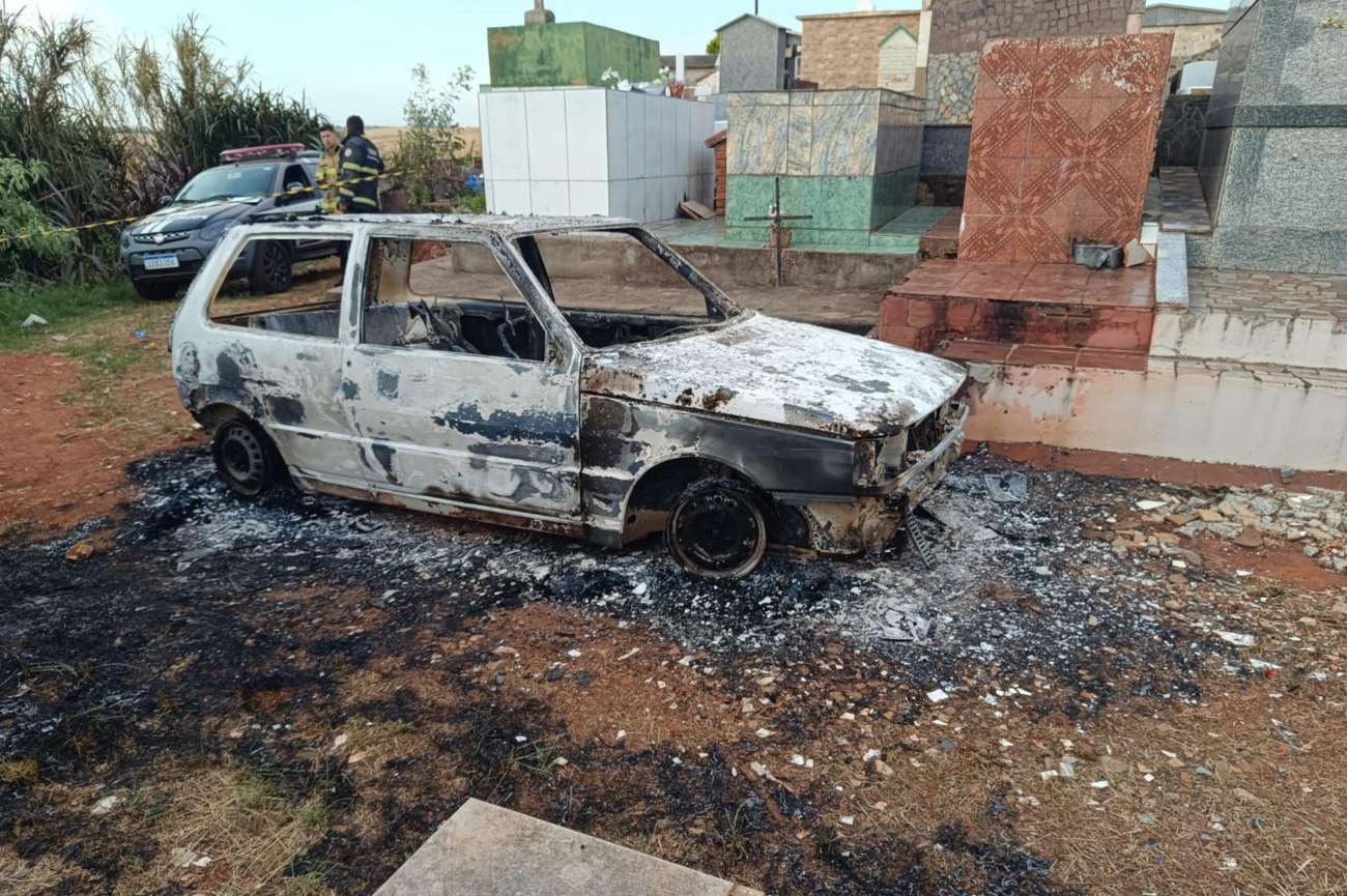 Corpo de professora é encontrado carbonizado em veículo dentro do cemitério de Palmeira das Missões