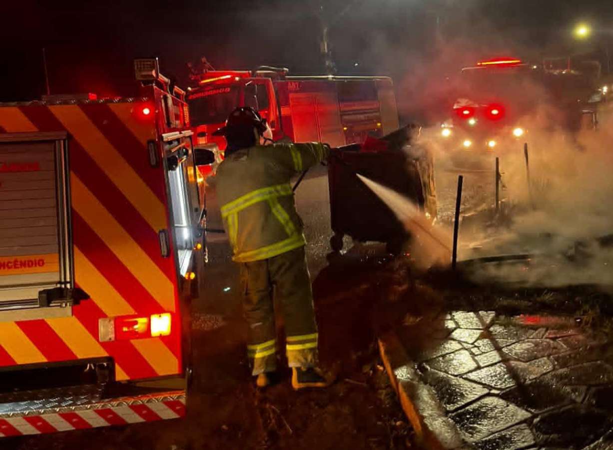 Bombeiros de Tapejara são acionados para incêndio residencial, mas fogo era em contêiner de lixo