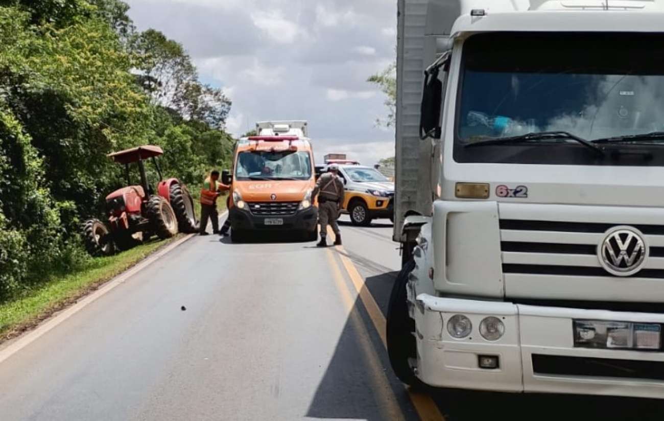 Caminhão colide em trator que fazia serviços de roçada à margem da ERS-135, em Passo Fundo