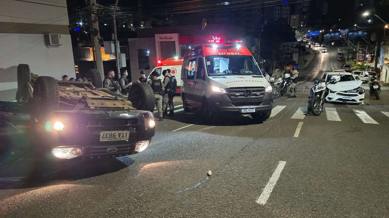 Colisão entre dois veículos provoca capotamento e deixa quatro feridos no Centro de Passo Fundo