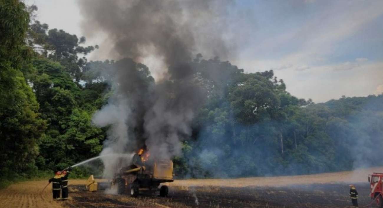 Bombeiros atendem incêndio em colheitadeira em São José do Ouro