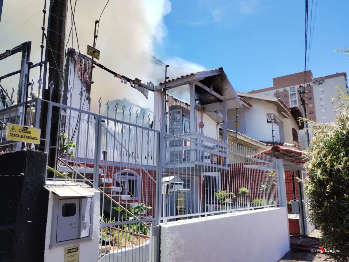 Incêndio destrói residência na Vila Fátima, em Passo Fundo