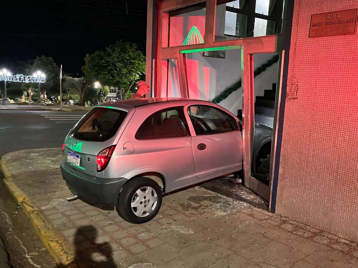Condutor perde o controle e colide veículo contra porta da Biblioteca Municipal de Getúlio Vargas