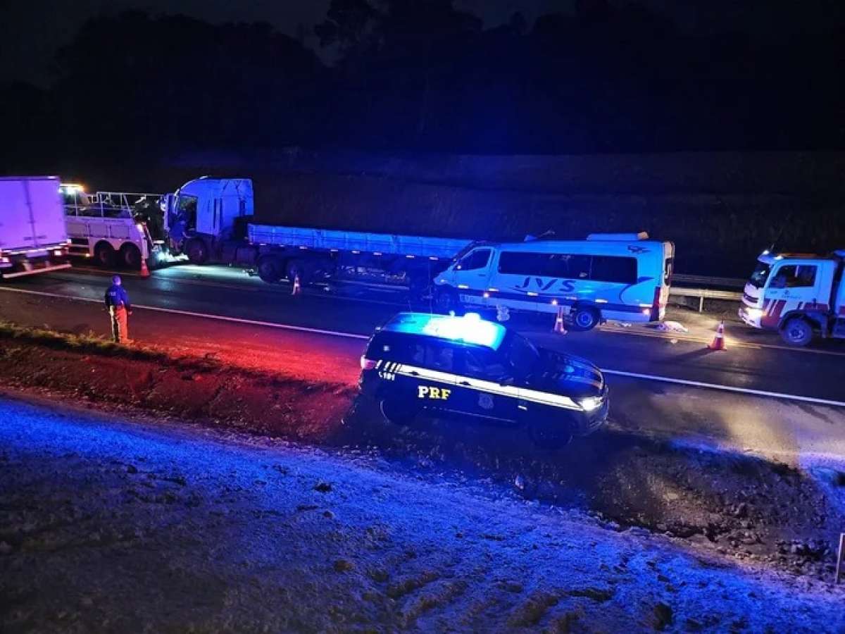 Colisão entre van e caminhão deixa uma pessoa morta e 14 feridas, em Soledade