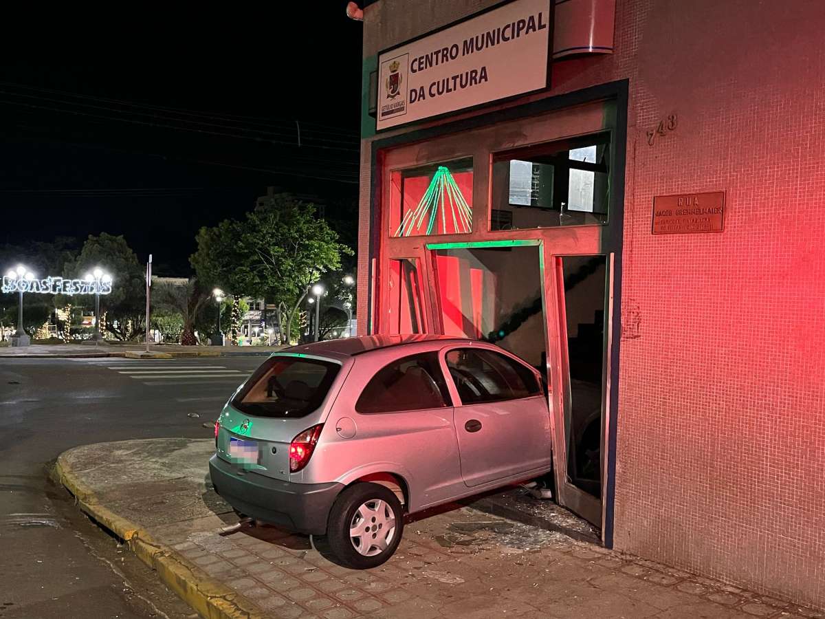 Veículo colide contra prédio da Biblioteca Municipal de Getúlio Vargas
