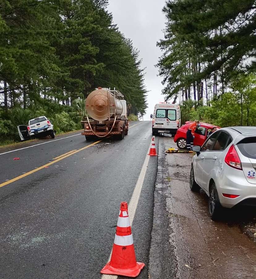 Acidente envolve três veículos (um de Tapejara) e deixa quatro feridos na RS-135 em Coxilha
