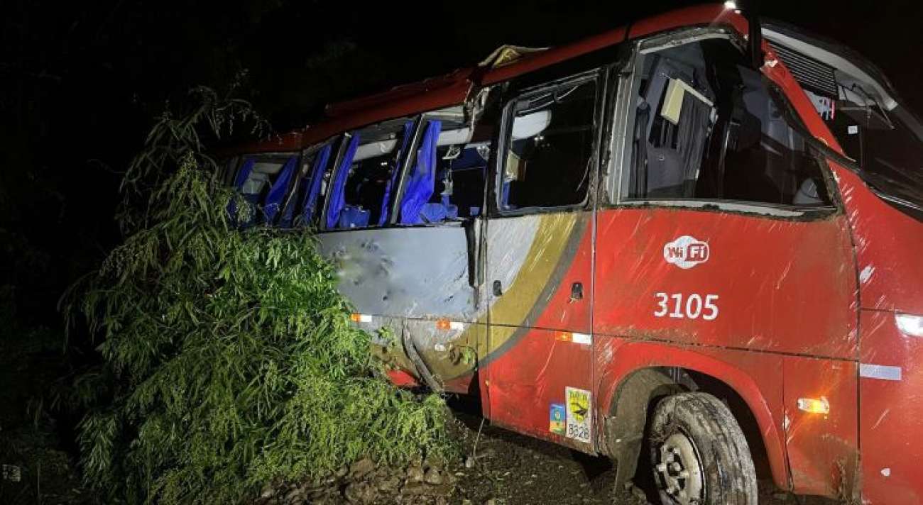 Micro-ônibus tomba em Casca e deixa três pessoas feridas; duas estão em estado grave