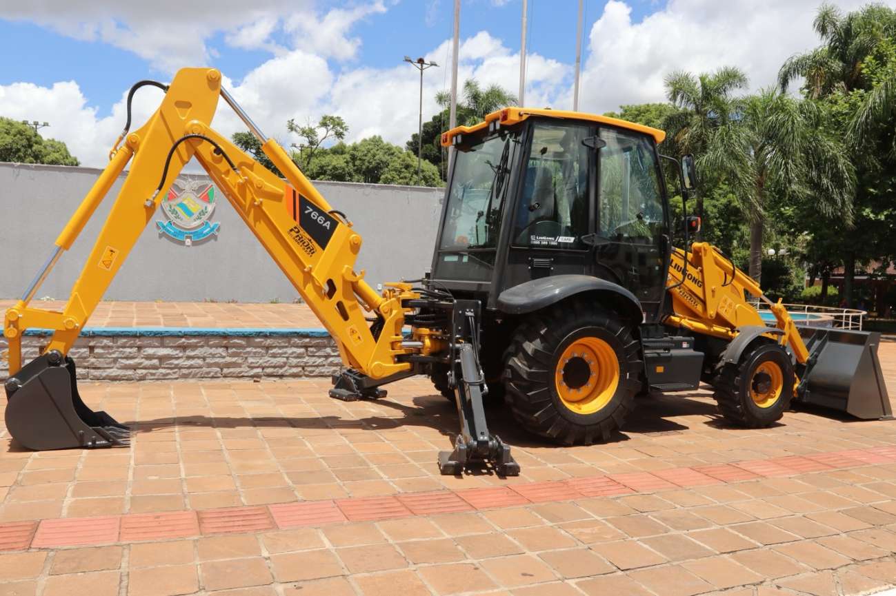 Água Santa reforça frota e amplia capacidade de atendimento com nova retroescavadeira