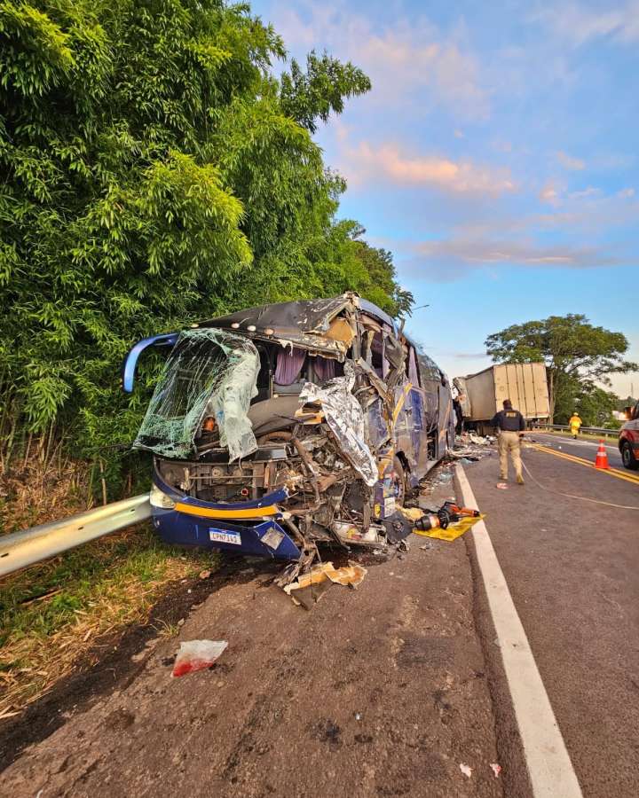 Colisão entre ônibus e caminhão provoca morte e mobiliza grande operação de resgate na BR-386